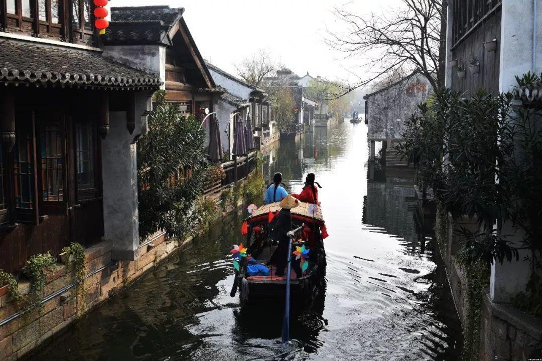 熊孩子离家惊动近百警察 交警雪地巡逻意外“捡”到